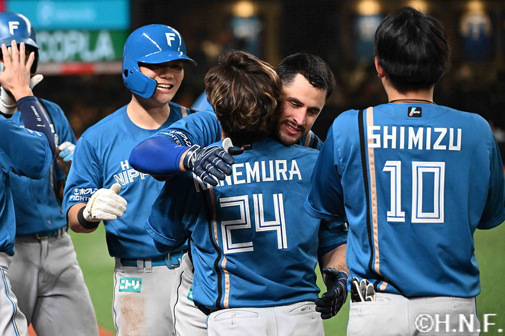 8回裏、レフトへ勝ち越しの3ランを放つマルティネス選手05