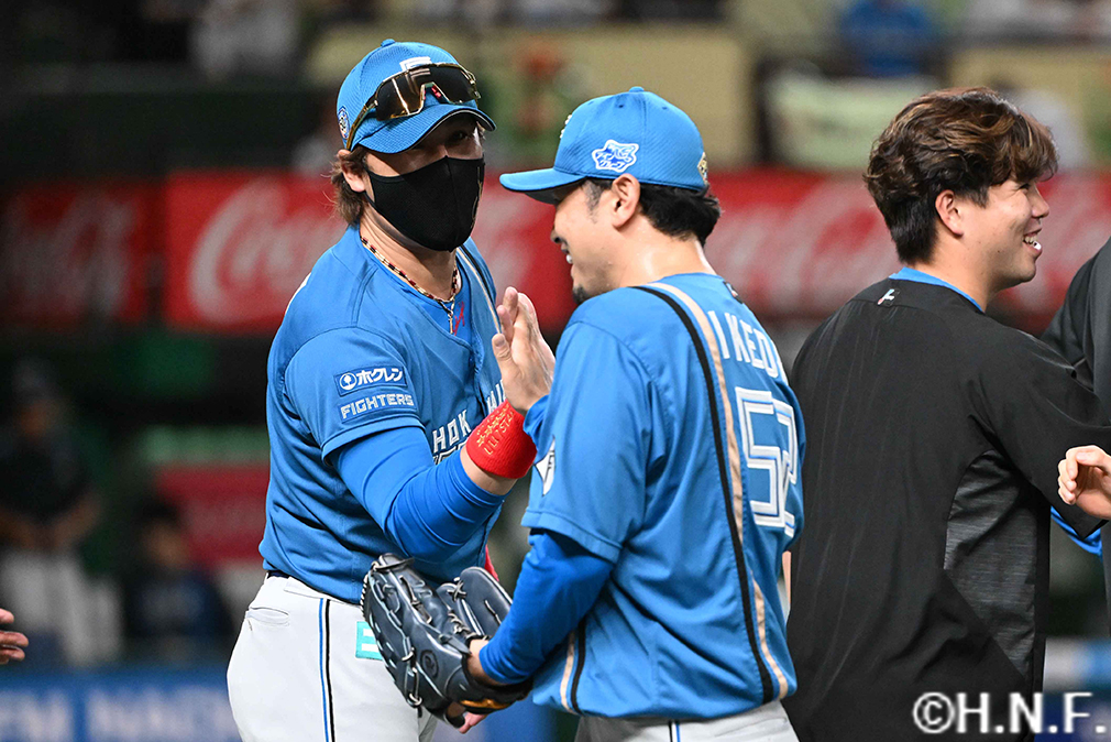 新庄監督とハイタッチをする池田投手