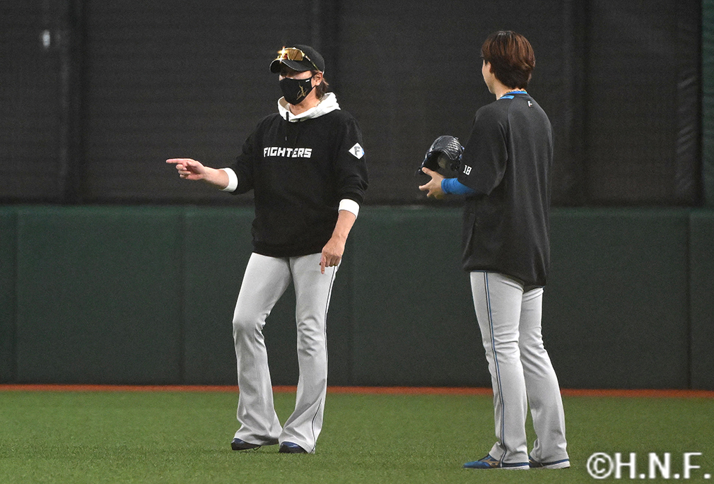 試合前、新庄監督と会話する山﨑福投手