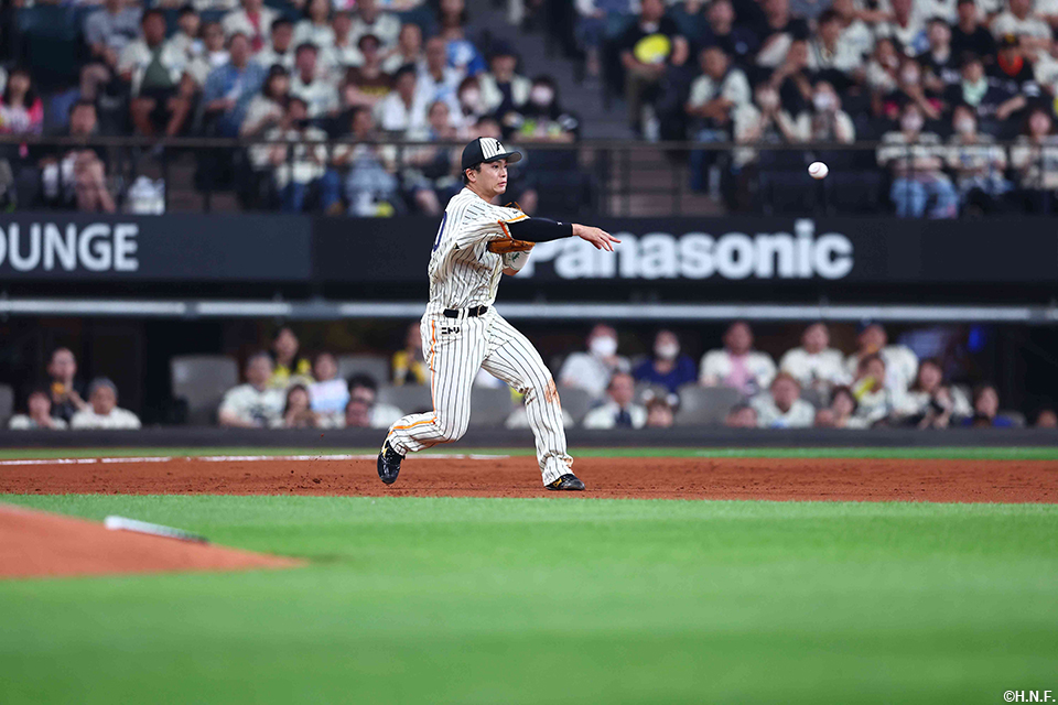 3回表、好守を見せる郡司選手