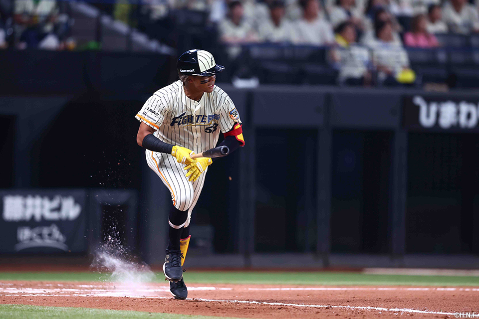 6回裏、二塁打を放った水谷選手01 