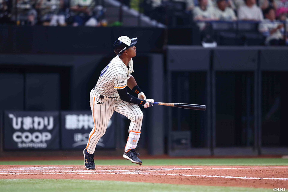 6回裏、逆転の2ランを放つ万波選手01