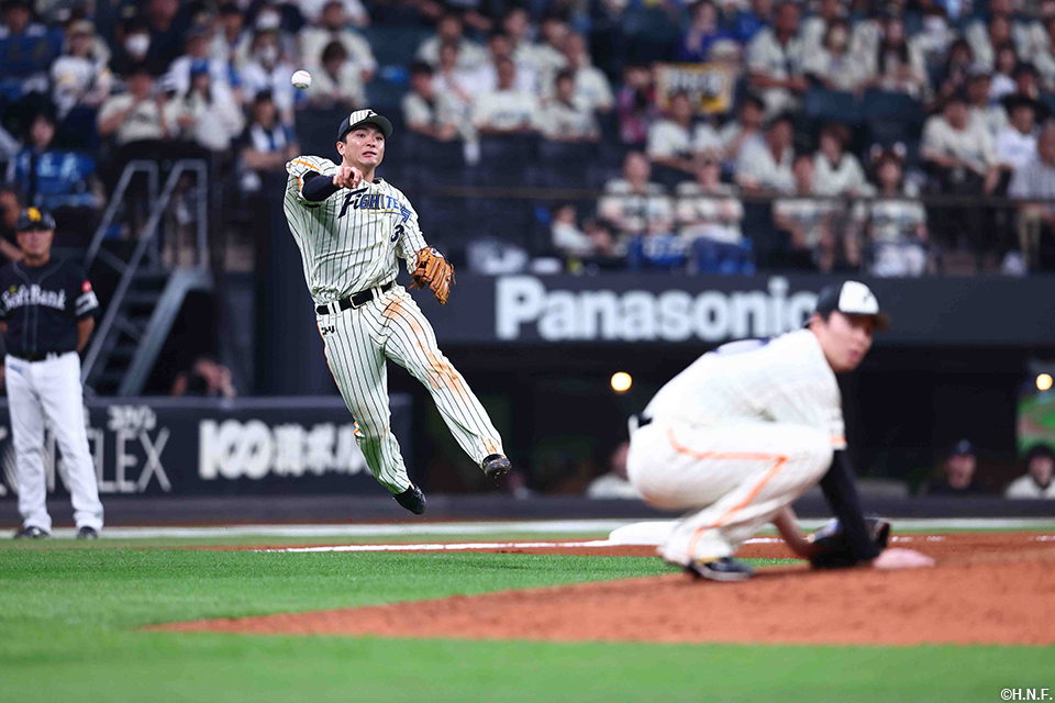 10回表、好守をみせる郡司選手