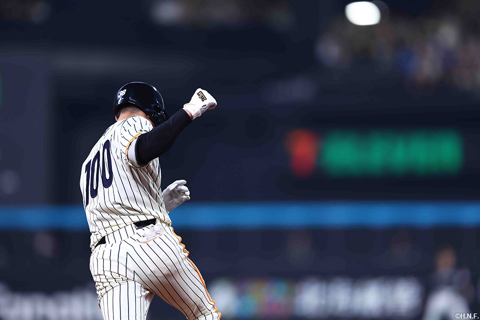 10回裏、同点の本塁打を放った石井選手02