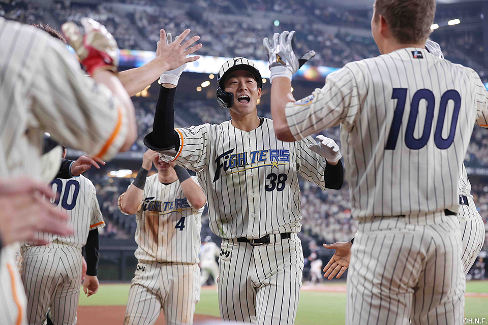 10回裏、同点の本塁打を放った石井選手03