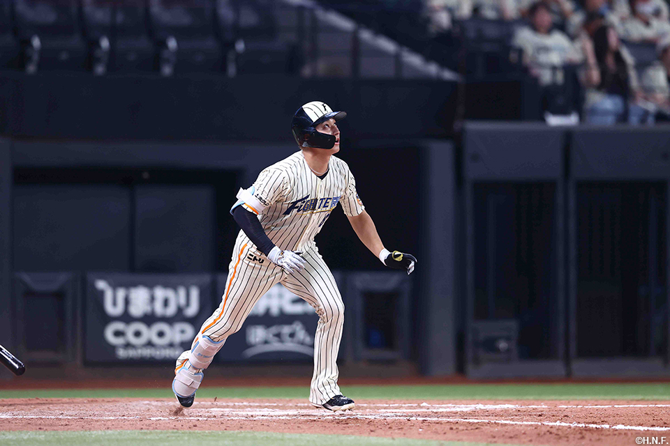 12回裏、本塁打を放つ淺間選手01