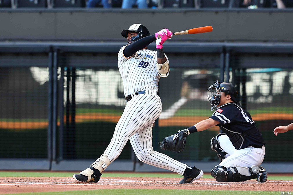 2回裏、レフトへ先制本塁打を放つレイエス選手01