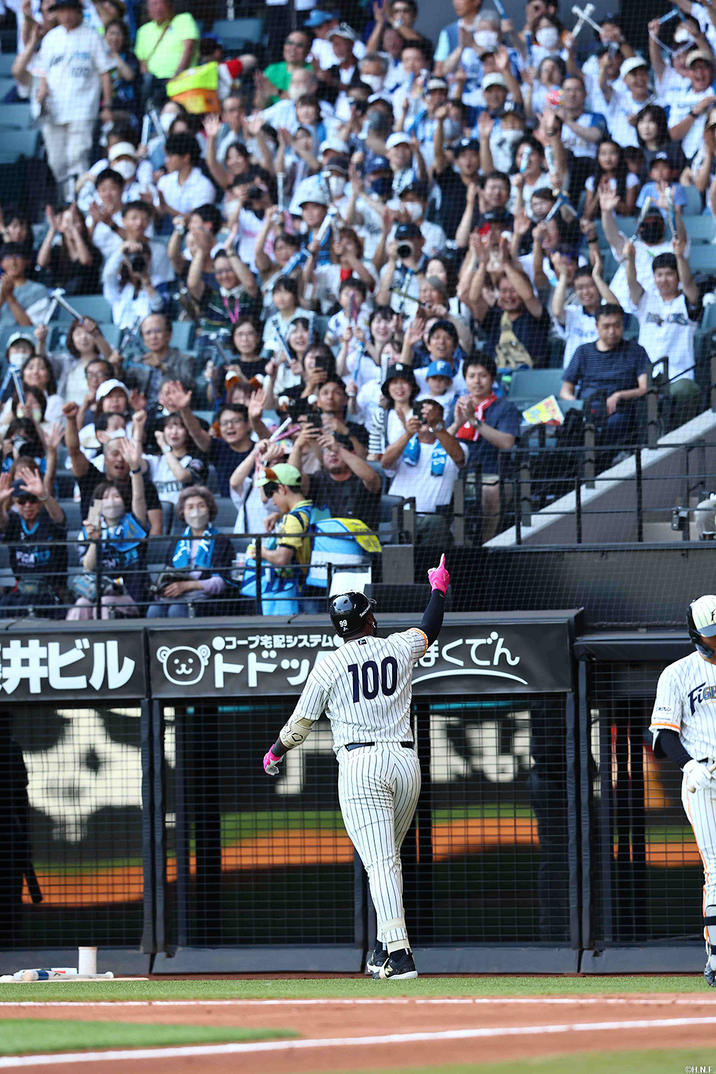 2回裏、レフトへ先制本塁打を放つレイエス選手02