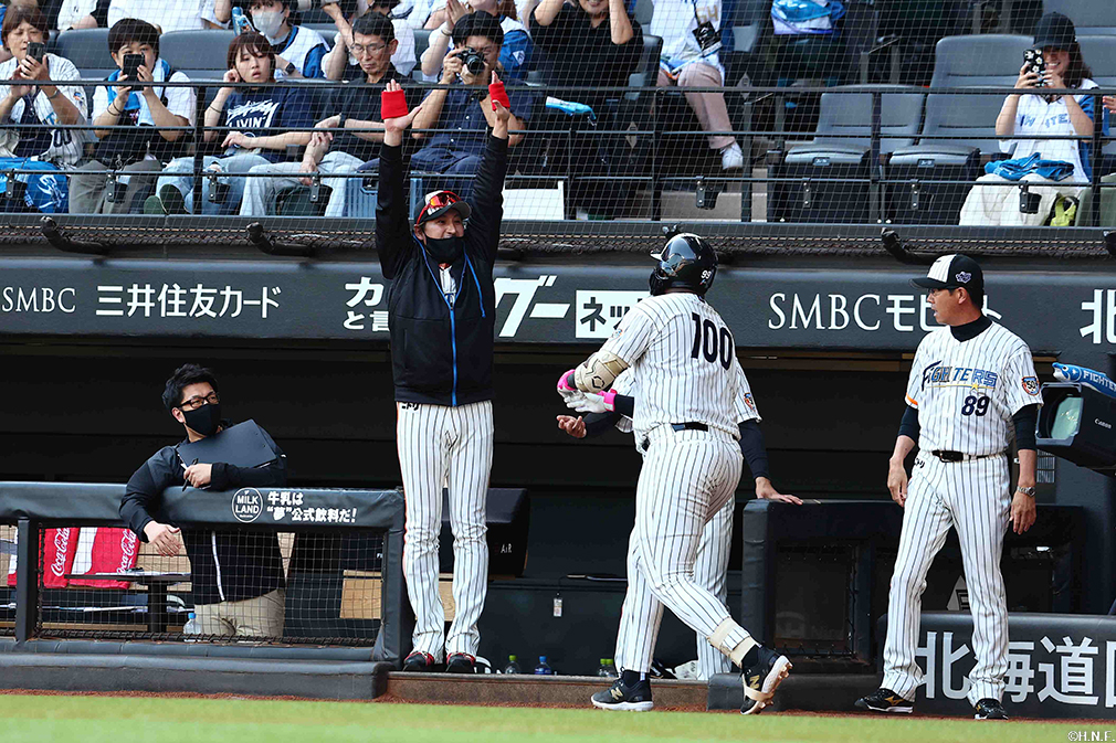 2回裏、レフトへ先制本塁打を放つレイエス選手03