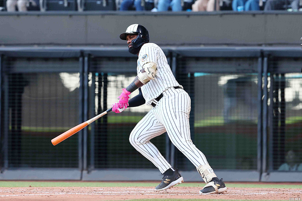 4回裏、レフトへヒットを放つレイエス選手