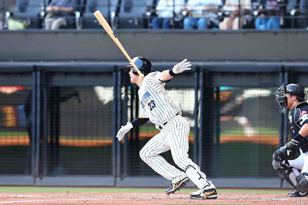 3回裏、ライトへヒットを放つ伏見選手