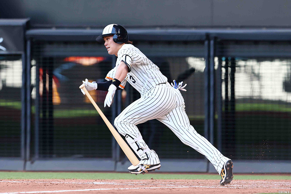 4回裏、レフトへヒットを放つ伏見選手