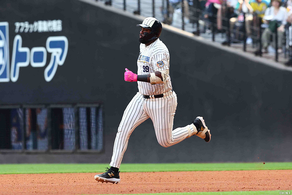 6回裏、ライトへ二塁打を放つレイエス選手01