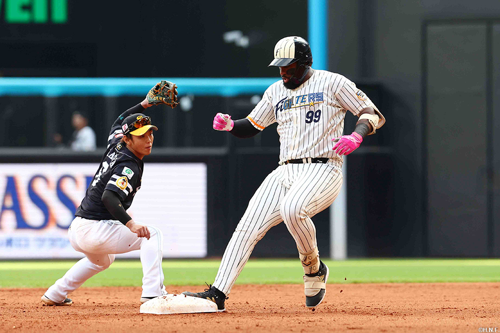 6回裏、ライトへ二塁打を放つレイエス選手02