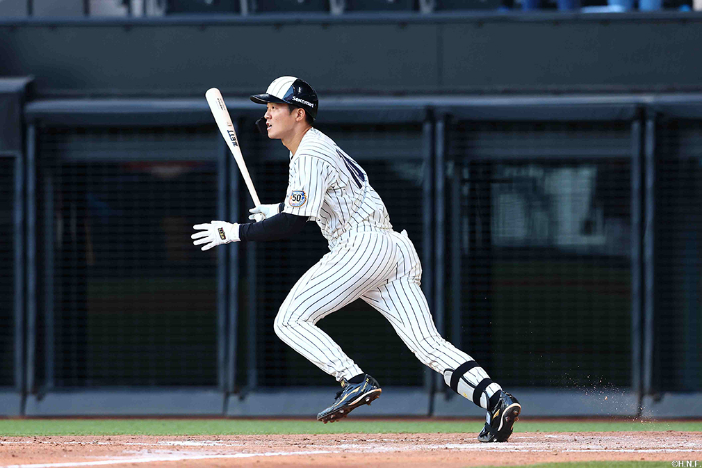 8回裏、ライトへ同点の適時二塁打を放つ石井選手01