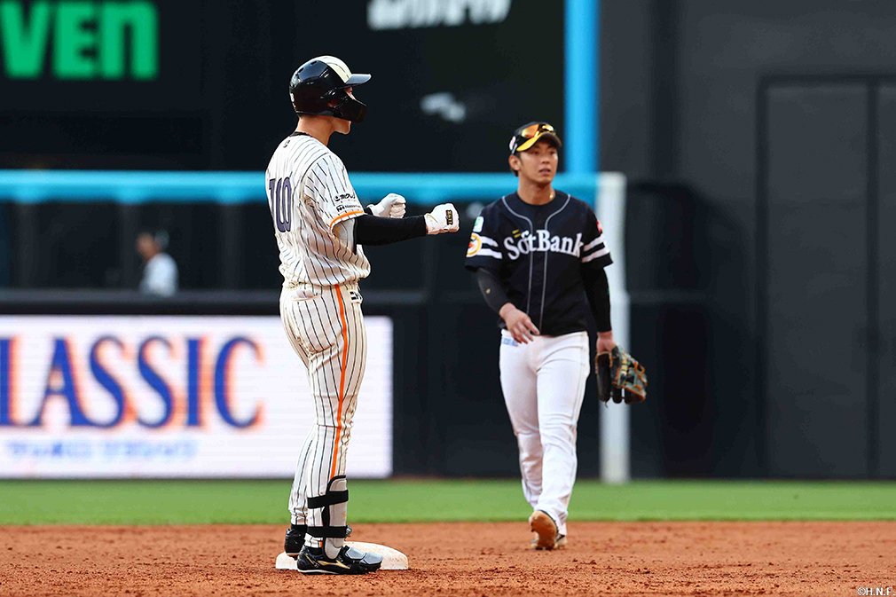 8回裏、ライトへ同点の適時二塁打を放つ石井選手02