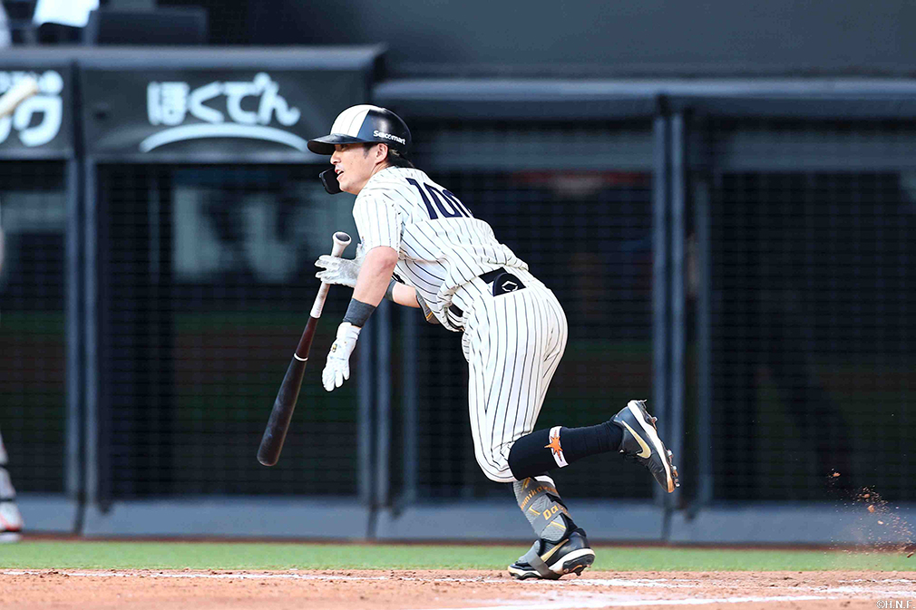 8回裏、センターへ勝ち越しの適時打を放つ上川畑選手