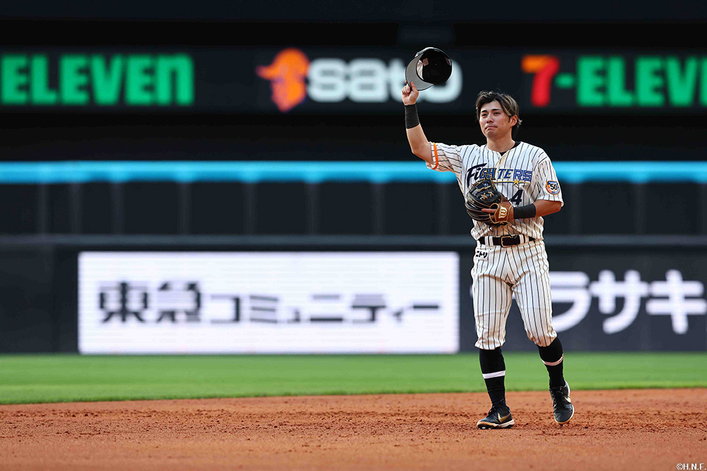 9回表、帽子を取ってファンに挨拶をする上川畑選手