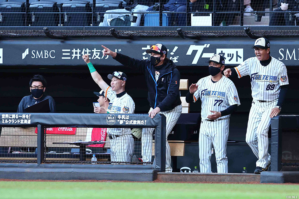 8回裏、勝ち越し時の新庄監督とコーチたち