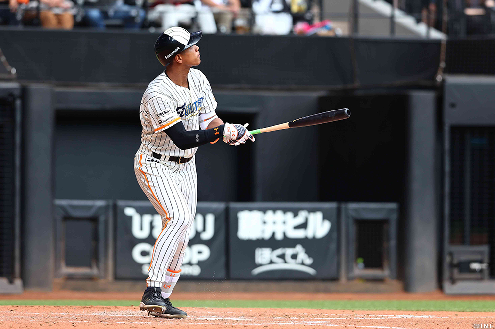 4回裏、レフトへ同点の本塁打放つを万波選手01