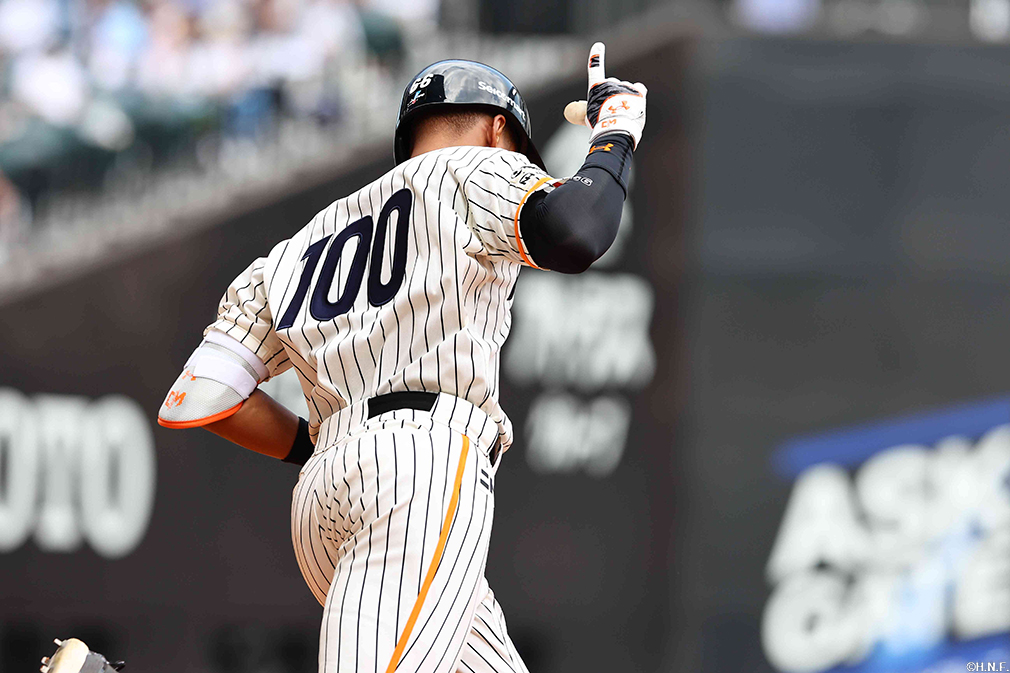 4回裏、レフトへ同点の本塁打を放つ万波選手02