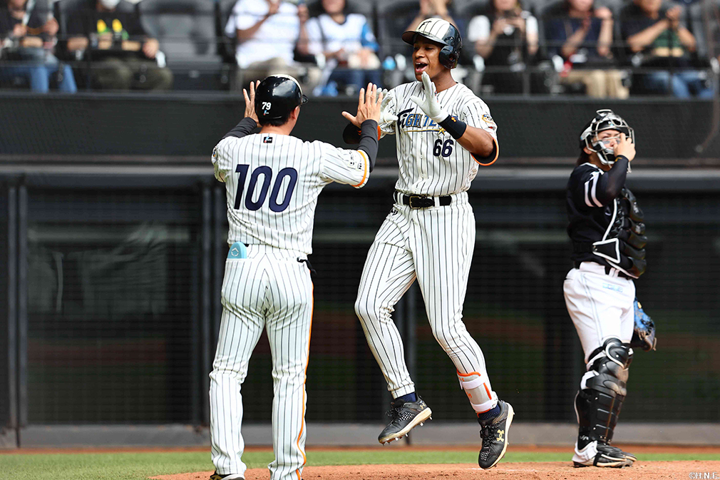 4回裏、レフトへ同点の本塁打を放つ万波選手03