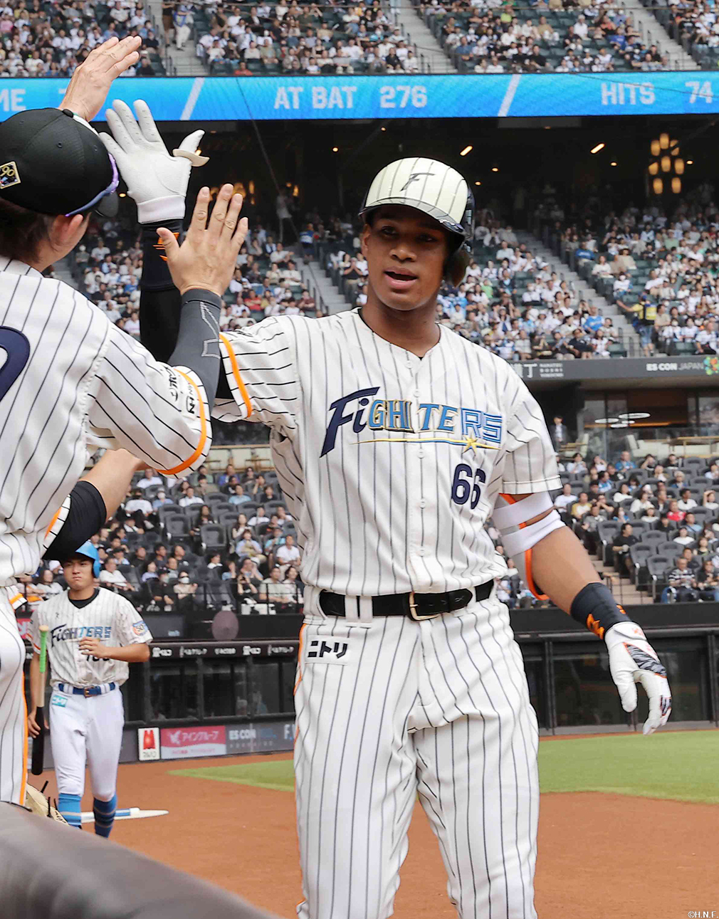 4回裏、レフトへ同点の本塁打を放つ万波選手04