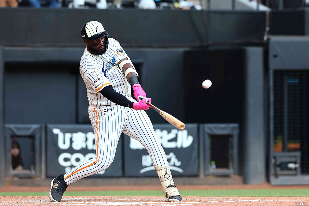 6回裏、レフトへ勝ち越しの本塁打を放つレイエス選手01