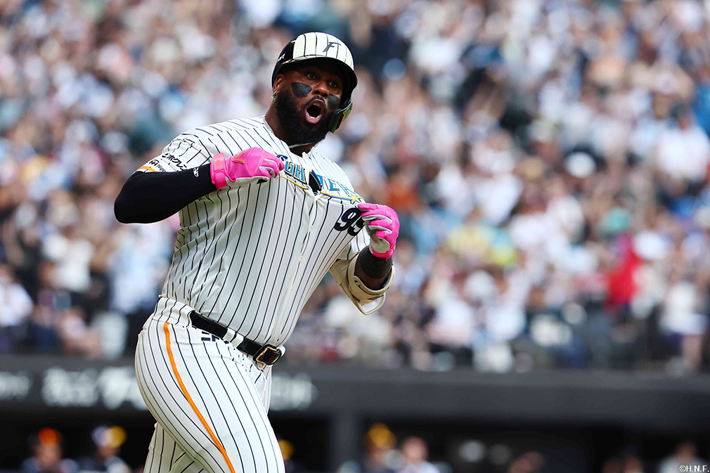6回裏、レフトへ勝ち越しの本塁打を放つレイエス選手02