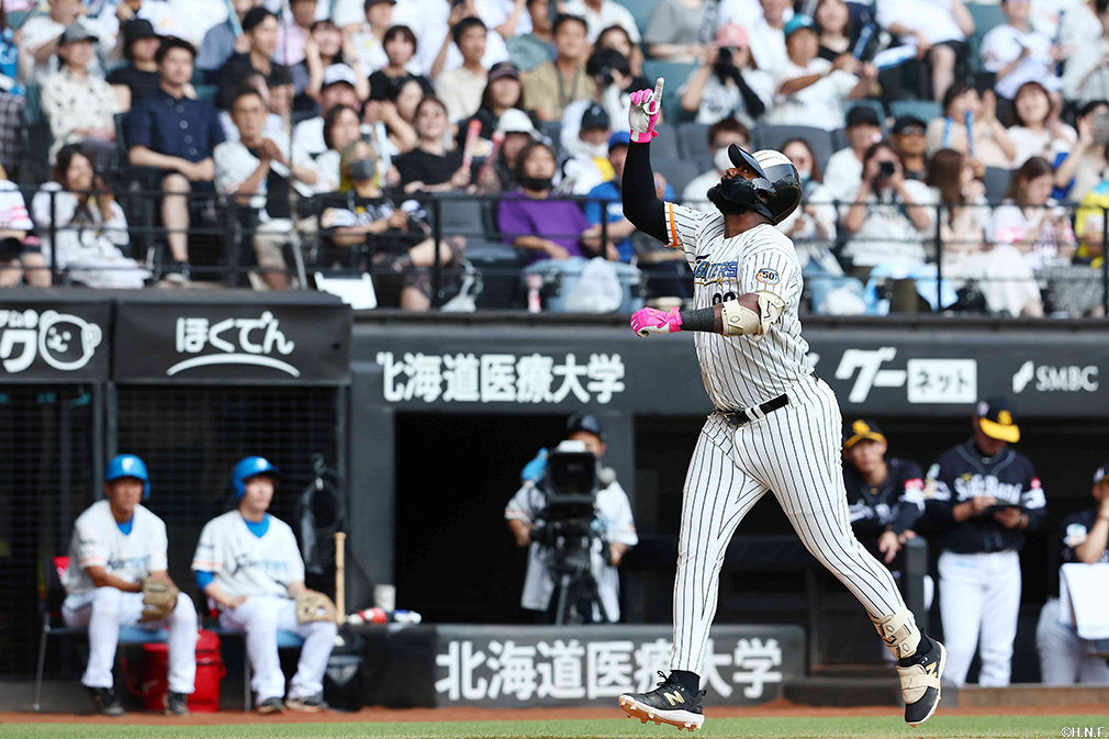 6回裏、レフトへ勝ち越しの本塁打を放つレイエス選手03