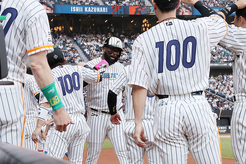 6回裏、レフトへ勝ち越しの本塁打を放つレイエス選手04