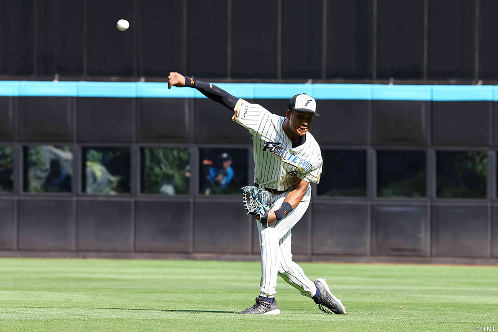 7回表、本塁へ送球する万波選手