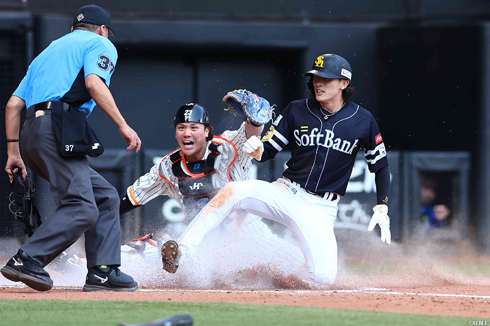 7回表、二塁走者をアウトにする伏見選手01