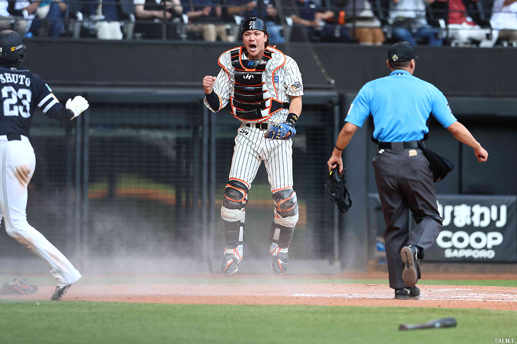 7回表、二塁走者をアウトにする伏見選手02