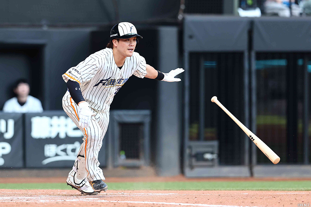 7回裏、ライトへ適時打を放つ伏見選手