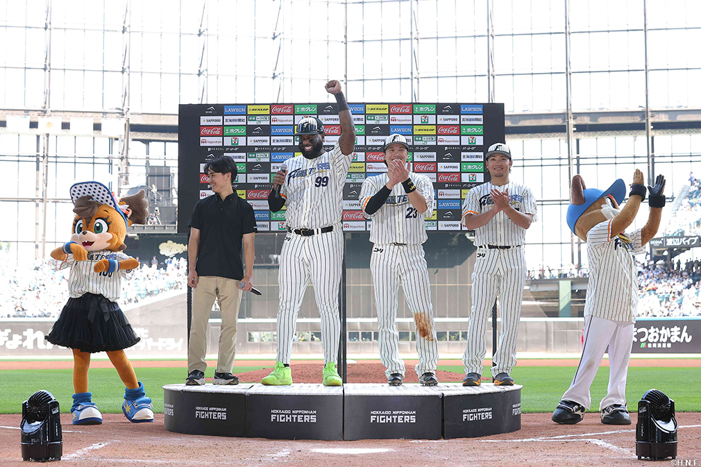 ヒーローのレイエス選手、伏見選手、伊藤投手01