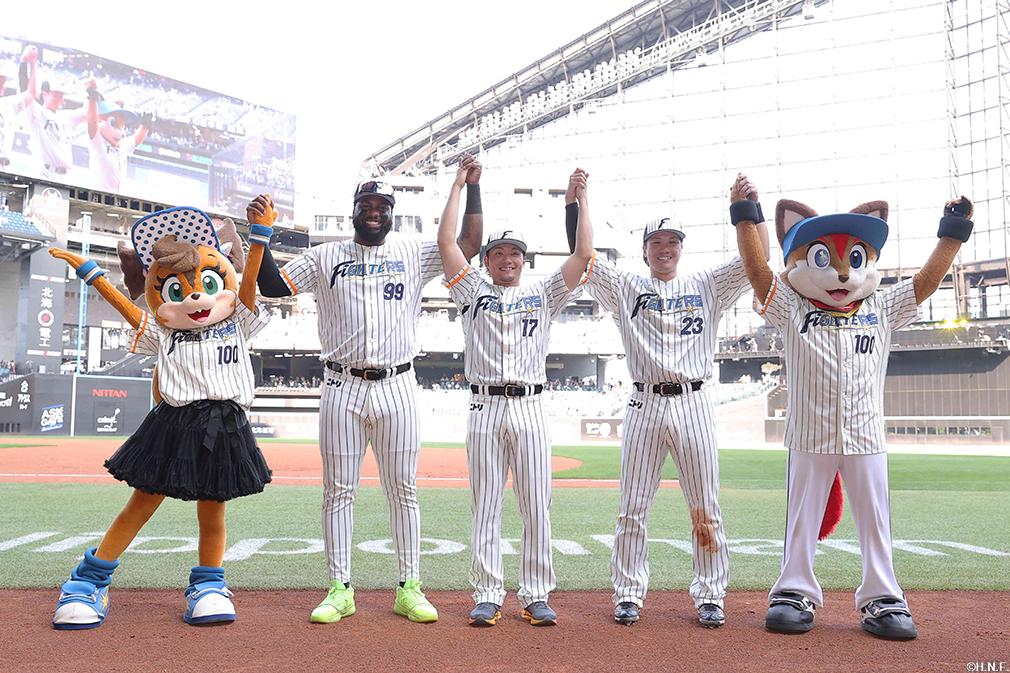 ヒーローのレイエス選手、伏見選手、伊藤投手02