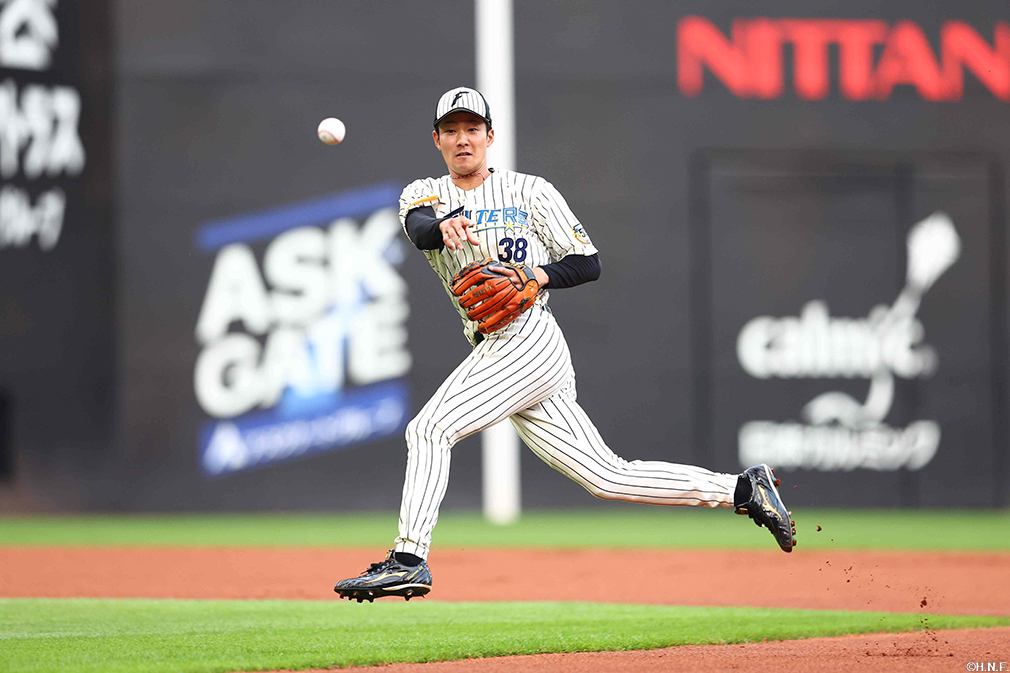 1回表、好守をみせる石井選手