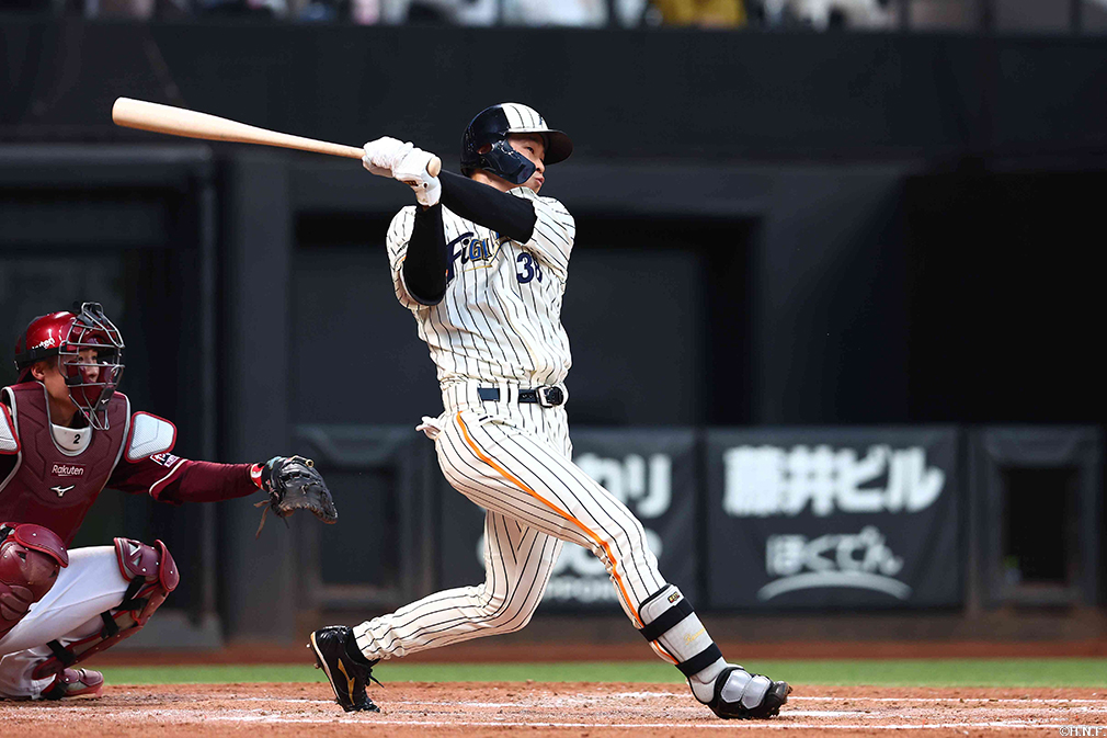 2回裏、ライトへ二塁打を放つ石井選手01