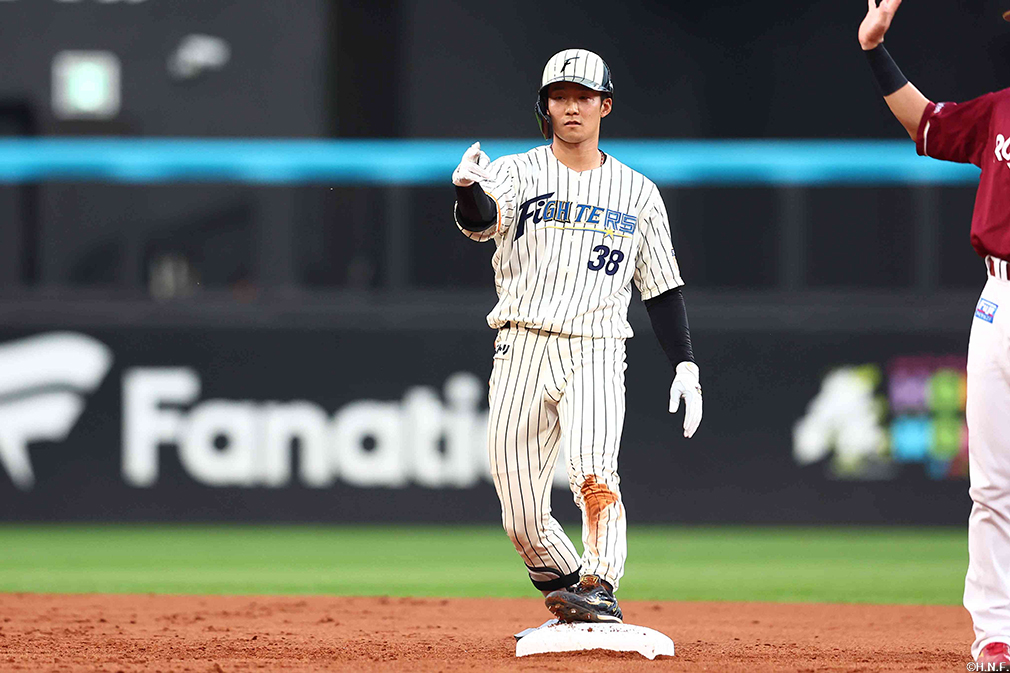 2回裏、ライトへ二塁打を放つ石井選手02