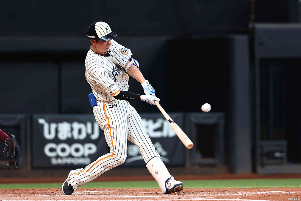 2回裏、レフトへ犠牲フライを放つ松本剛選手