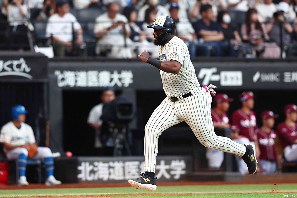 2回裏、生還するレイエス選手