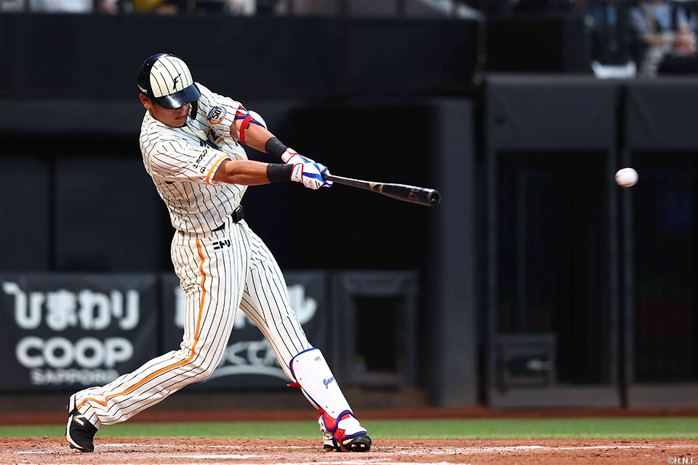 2回裏、レフトへ適時打を放つ野村選手01