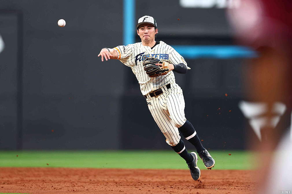 3回表、好守をみせる上川畑選手