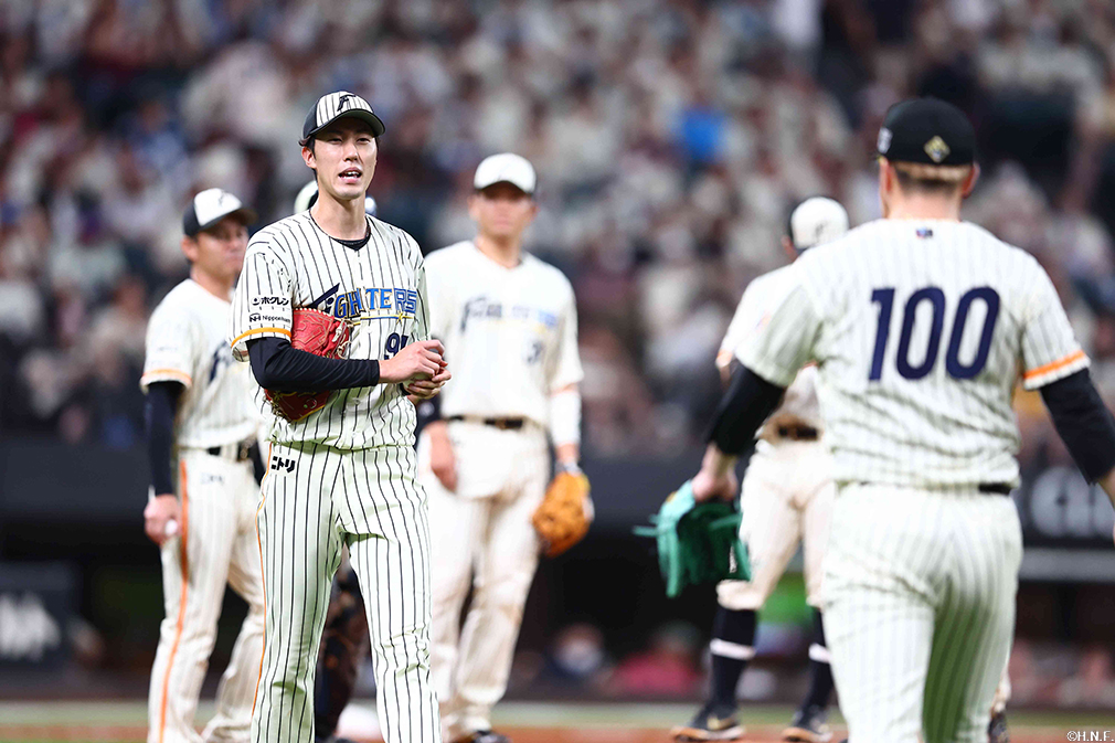 5回表、マウンドを降りる福島投手