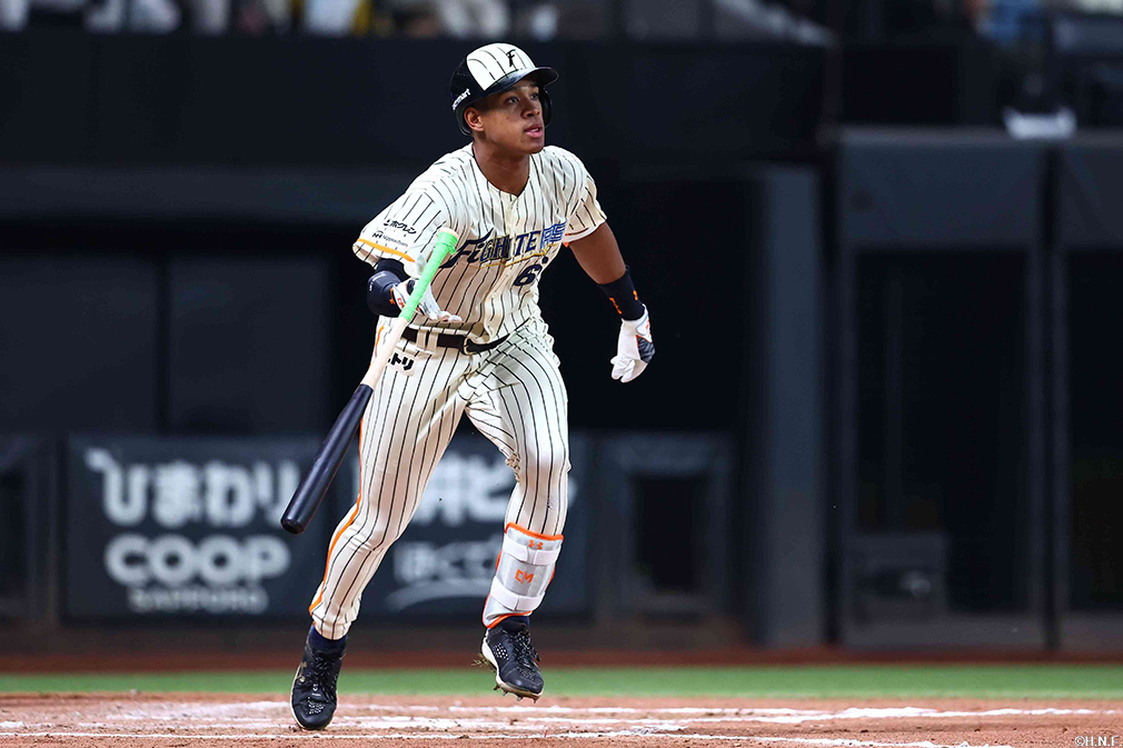 6回裏、ライトへ本塁打を放つ万波選手02