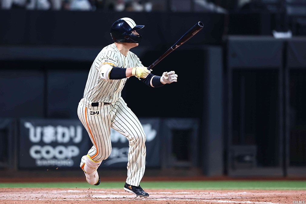 8回裏、レフトへ二塁打を放つ清宮選手