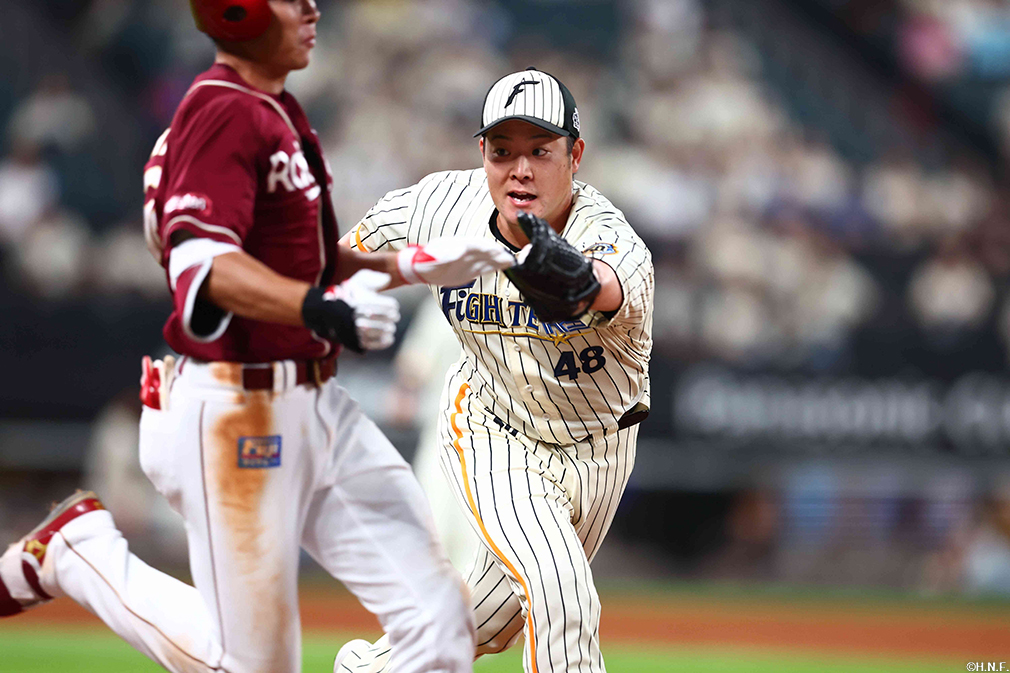 9回表、好守をみせる齋藤友投手