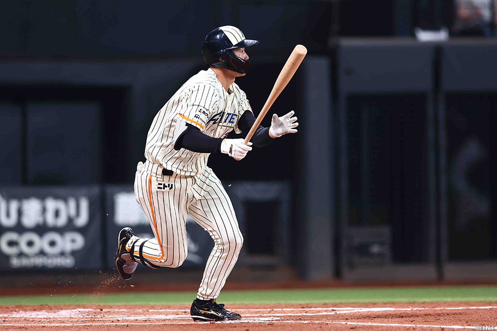 2回裏、センターへヒットを放つ石井選手01