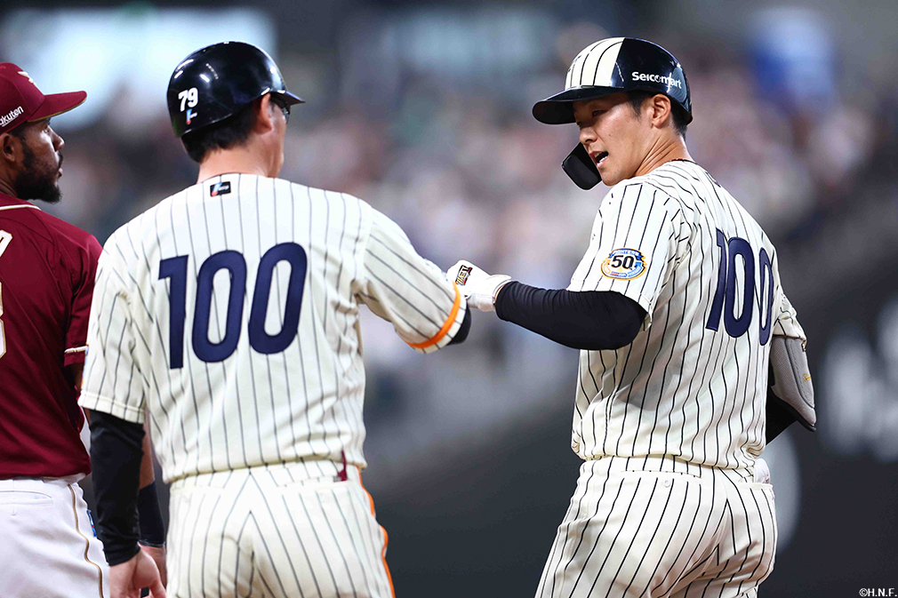 2回裏、センターへヒットを放つ石井選手02